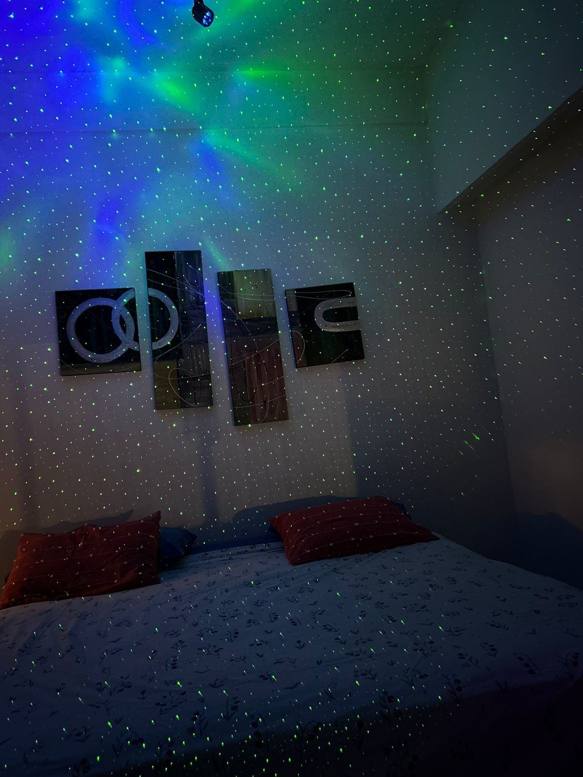 Astronauta Proyector de Estrellas y aguas vibrantes multicolor.